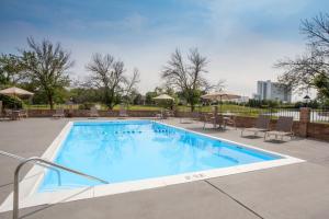 una gran piscina con sillas en Wyndham Garden Schaumburg Chicago Northwest, en Schaumburg