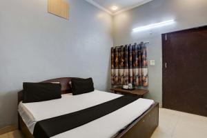 Кровать или кровати в номере OYO Flagship Hotel Durga shiv