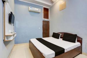 Кровать или кровати в номере OYO Flagship Hotel Durga shiv