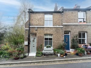 倫敦的住宿－Unique House in a Picturesque Greenwich Street Pass the Keys，砖房,前面有长凳