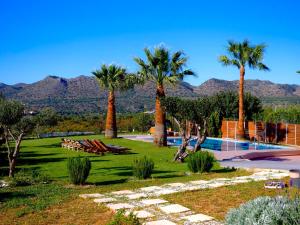 um resort com palmeiras e uma piscina em Villa Thamyris em Kalórrouma