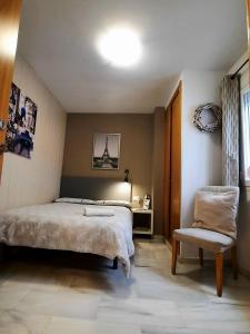 - une chambre avec un lit et une chaise dans l'établissement CASA HONDA10, à Grenade