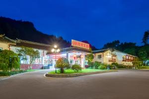 ein Gebäude mit einer Straße in der Nacht davor in der Unterkunft Hunan New Pipaxi Hotel in Zhangjiajie