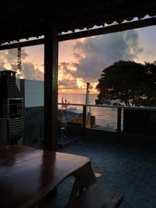 Blick auf das Meer bei Sonnenuntergang von einer Veranda aus in der Unterkunft Recantotabuba in Barra de Santo Antônio