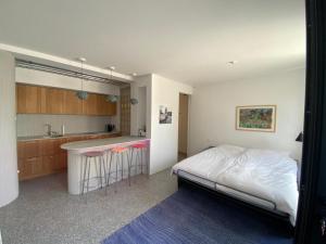 una camera con letto e cucina di Studio Heinrich 1 a Tutzing