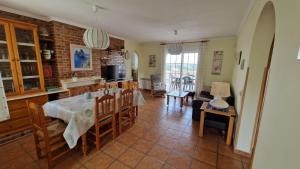 cocina y comedor con mesa y sillas en El Refugio, en Turís