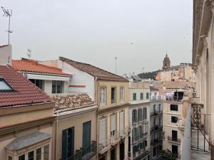 マラガにあるHomely Málaga Felix Saenzの建物のある街並み