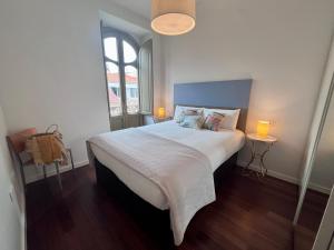 マラガにあるHomely Málaga Felix Saenzのベッドルーム(大きな白いベッド1台、窓付)