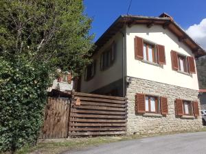 a small stone house with a wooden fence at La VittoRina in Castel San Niccolò