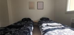 two beds sitting in a room withskirtsermottermott at Nouvelle villa Provençale calme, proche du centre in Montélimar