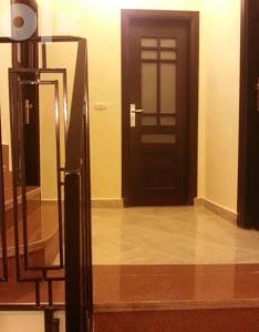 uma porta preta num quarto com uma escada em دوبلكس مفروش ومجهز em Sharm el Sheikh