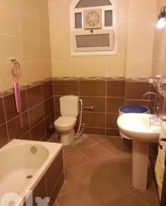 uma casa de banho com um WC, um lavatório e uma banheira em دوبلكس مفروش ومجهز em Sharm el Sheikh