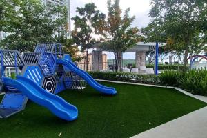 einen Spielplatz mit blauer Rutsche in einem Park in der Unterkunft Aesthetic 2BR @ Urban Suite (Infinite Pool & Gym) in Jelutong