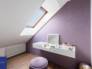 een badkamer met een spiegel en een dakraam op een paarse muur bij Luxusní apartmán s výhledem in Praag