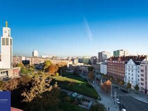 uitzicht op een stad met gebouwen en een straat bij Luxusní apartmán s výhledem in Praag