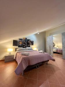 - une grande chambre avec un grand lit et deux lampes dans l'établissement beb dragonara apartment, à Torre Maggiore
