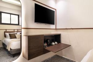 TV a/nebo společenská místnost v ubytování Mulan Hotel