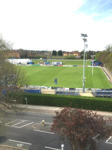 un campo da calcio vuoto con campo da calcio di Castle Quarter Apartment with Free on site Parking a Bedford