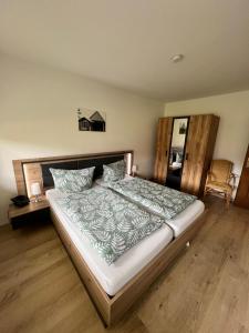 een slaapkamer met een groot bed in een kamer bij Ferienwohnung Strohmeyer in Oberaudorf