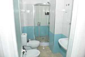 ein Badezimmer mit Dusche, Toilette und Waschbecken in der Unterkunft Hotel Termal in Peshkopi + 45 Fotos