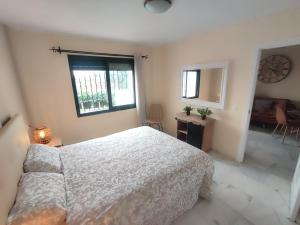 une chambre avec un lit blanc et une fenêtre dans l'établissement Pueblo Jardín charming Andalusian complex, à Benalmádena 17 autres photos