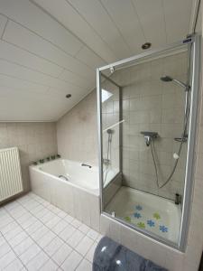 Das Bad ist mit einer Dusche und einer Badewanne ausgestattet. in der Unterkunft Zur schönen Aussicht in Bad Wildungen