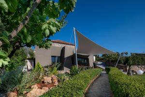 um edifício com uma tenda em frente a um jardim em LITHARI Luxury Villa with Private Pool, Your Perfect Retreat, Crete em Agios Nikolaos