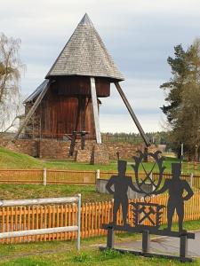 eine Statue von drei Personen neben einem Holzzaun in der Unterkunft Ferienwohnung ErzHome in Marienberg