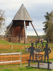 a statue of three people next to a wooden fence at Ferienwohnung ErzHome in Marienberg