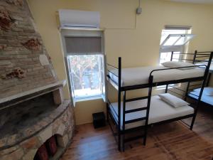 Ein Zimmer mit vier Etagenbetten und einem gemauerten Kamin in der Unterkunft Chania Hostel Youth 18-50 in Chania