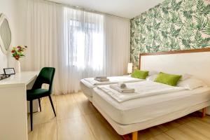 1 dormitorio con cama, escritorio y silla en Apartments & Rooms Grašo en Split