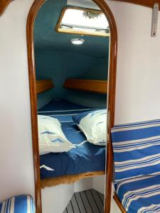 a bunk bed in the back of a boat at Nuitée à bord de Danilou un voilier de 9.50m in Sète