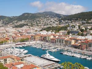 vista su un porto con barche in acqua di LOVELY STUDIO - Port de Nice a Nizza