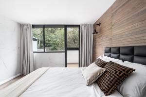 Postel nebo postele na pokoji v ubytování Mulan Hotel