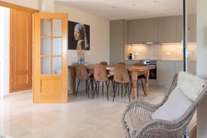 a kitchen and dining room with a table and chairs at Casa de Familia in Muchamiel