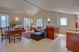 ein Wohnzimmer mit einem Tisch und einem Esszimmer in der Unterkunft Il Leccio - Luxury Resort Portofino Monte in Santa Margherita Ligure