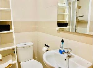 ein Badezimmer mit einem weißen WC und einem Waschbecken in der Unterkunft Fuengirola, Playa Carvajal in Fuengirola