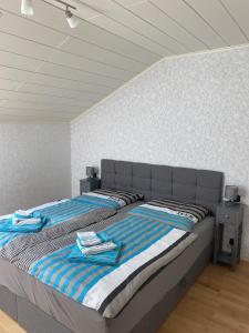 ein Schlafzimmer mit einem Bett mit zwei Handtüchern darauf in der Unterkunft Zur schönen Aussicht in Bad Wildungen