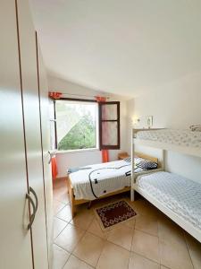a bedroom with two bunk beds and a window at (Calalunga) Villa panoramica Vicino al mare Belo Horizonte in Cala Sapone