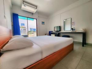Postel nebo postele na pokoji v ubytování Siam Palace Hotel