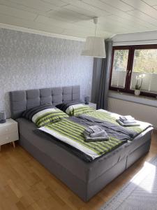 ein großes Bett in einem Schlafzimmer mit Fenster in der Unterkunft Zur schönen Aussicht in Bad Wildungen