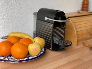 un cesto di frutta su un tavolo accanto a un tostapane di Bellevue Apartment a Ringgenberg
