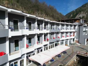 eine Außenansicht eines Gebäudes mit Innenhof in der Unterkunft Hotel Termal in Peshkopi