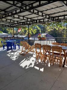 grupa stołów i krzeseł na patio w obiekcie Guesthouse Saba w Bordżomi
