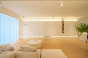 Moli B&B - Bund River View Near Yu Garden subway 3bedrooms 2bathrooms 1bathtube with elevator apart ment的休息区
