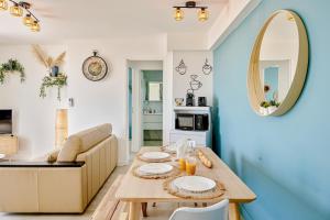 un salon avec une table et un canapé dans l'établissement Air-conditioned Apartment - Sea View Port, à Toulon