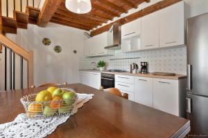 a kitchen with a table with a basket of fruit at Agriturismo La Gioconda in Vinci