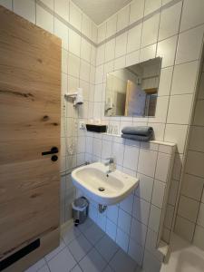 Koupelna v ubytování Hotel Weisses Ross