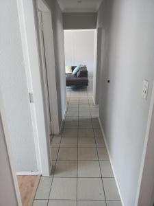 un corridoio con divano in camera di Kya Sand Guesthouse a Johannesburg
