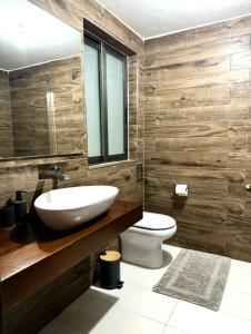 ein Bad mit einem Waschbecken und einem WC in der Unterkunft Ta Lucija - Luxurious 6 Bedroom/En suite Villa - Pool / AC in Santa Luċija
